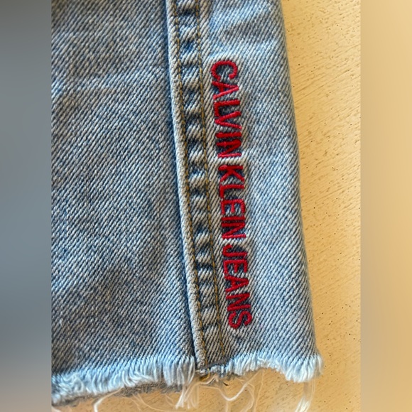 Calvin Klein skirt size 6 (waist 28) denim mini skirt with fringe edging 💙 - Picture 2 of 5